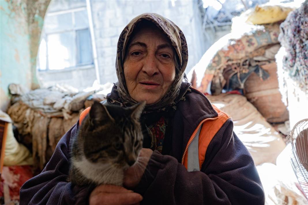 Kedilerini bırakamayan kadın hasarlı evinden ayrılmıyor 7